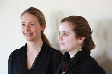 Fotografin Marlene Sterk (Marike Potts links, Sophie Lauer rechts)